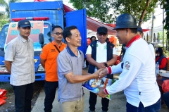 Direktur Utama Perumda TM Kota Palopo menyerahkan bantuan logistik untuk warga korban banjir Kab. Luwu